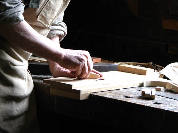 Nuestra <strong>carpintería de madera en  Cabanas</strong> es una empresa de <strong>herencia familiar</strong>, por lo que  contamos con gran <strong>experiencia </strong>en la profesión.